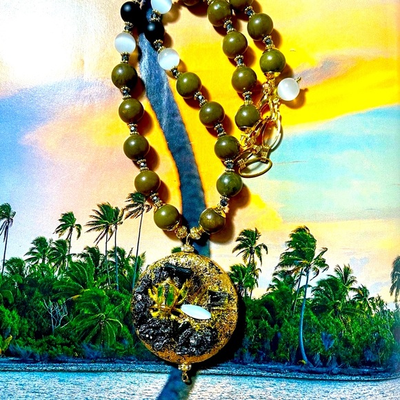 Olive Green Jade Necklace Pendant Gold Tone With Beetle - Picture 2 of 7